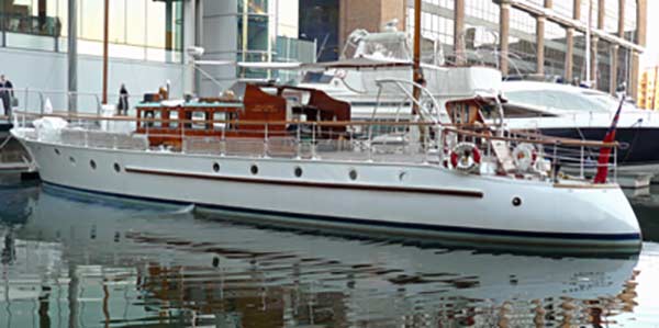 Dutch barge with heater