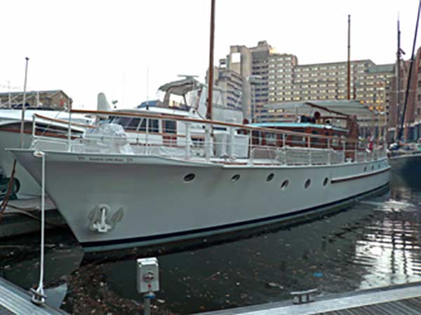 Dutch barge with heater
